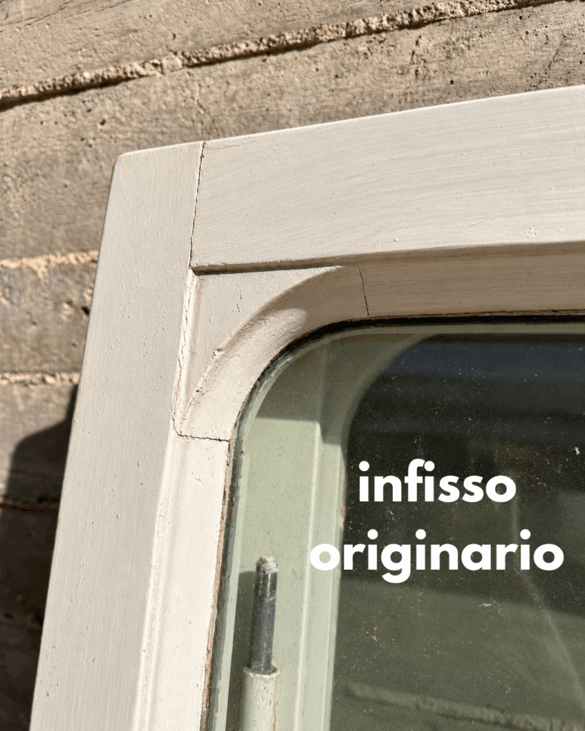 Angolo arrotondato e profilo modanato dell'infisso originale in legno a Firenze