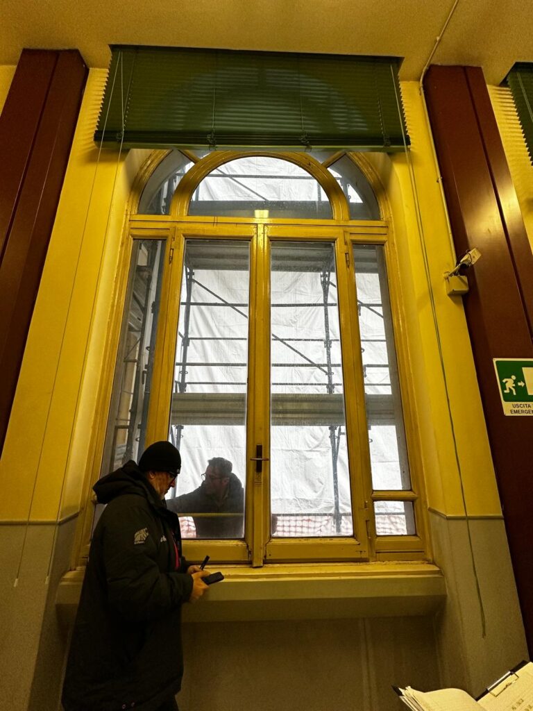 serramenti-legno-universita-milano-prima.webp