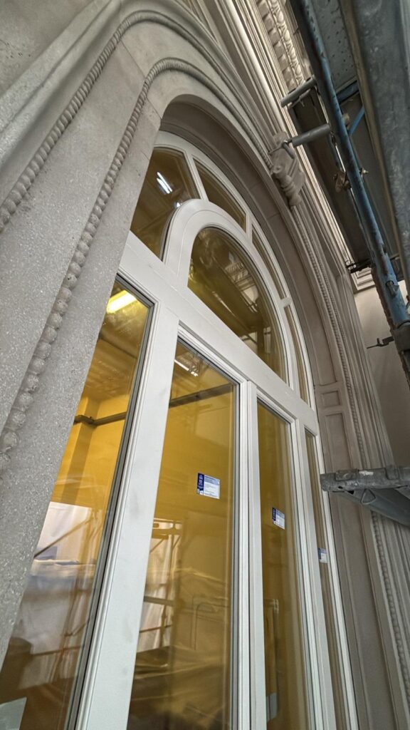 Serramento in legno ad arco realizzato su misura a Città Studi Milano