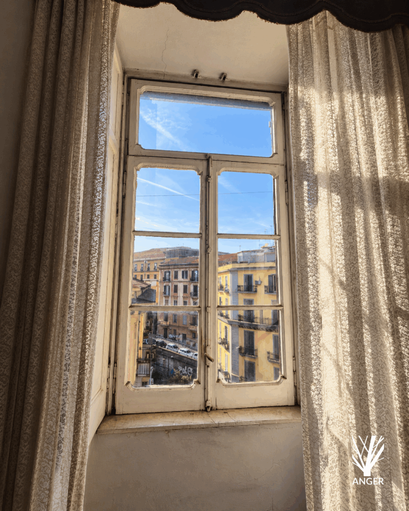 Vecchia finestra in legno con traversini e sopraluce prima dell’intervento a Napoli Chiaia