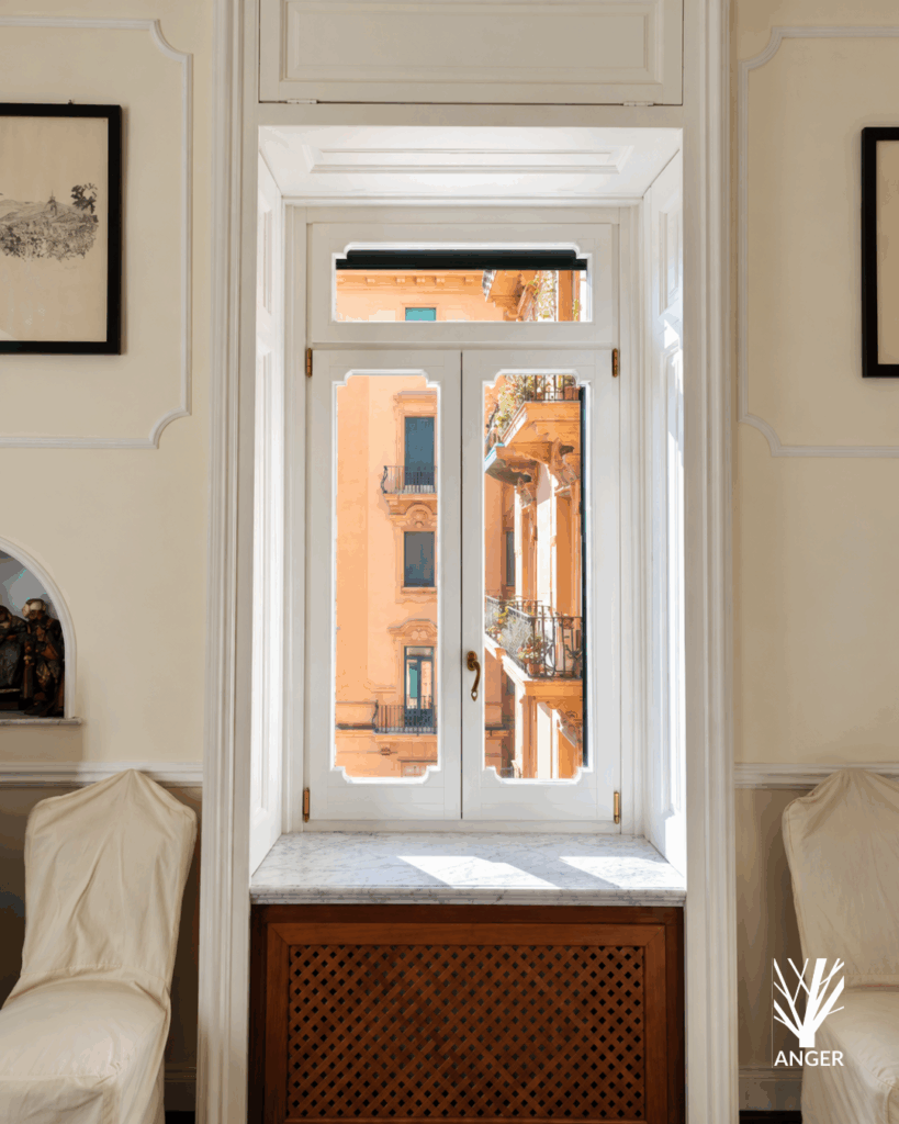 Nuova finestra AnGer in legno bianco con fermavetri sagomati e sopraluce a Napoli Chiaia